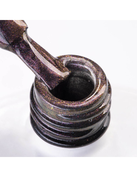 Pędzelek zanurzony w fioletowym lakierze hybrydowym cat eye