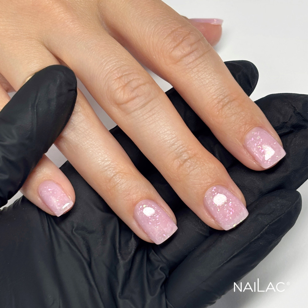 Manicure wykonany za pomocą żelu do przedłużania w butelce