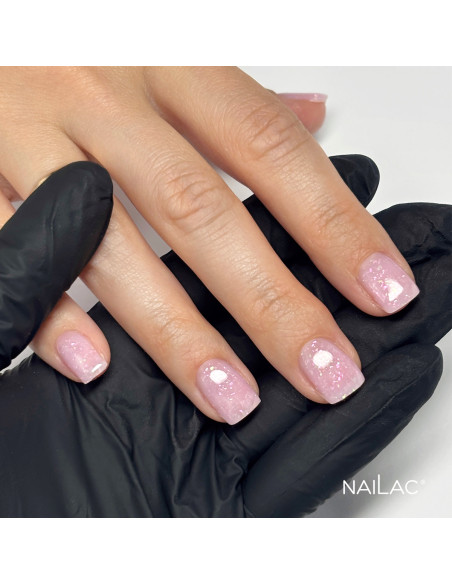 Manicure wykonany za pomocą żelu do przedłużania w butelce