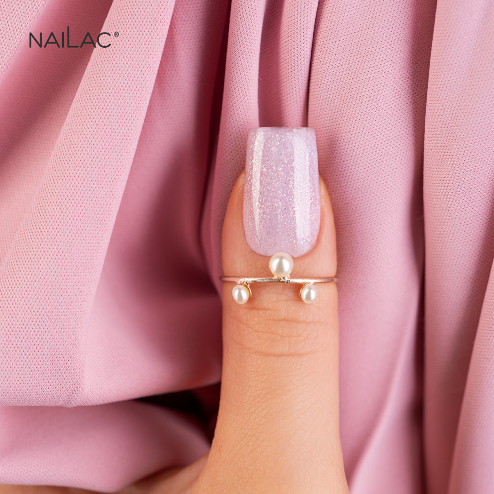 Manicure wykonany za pomocą żelu w butelce