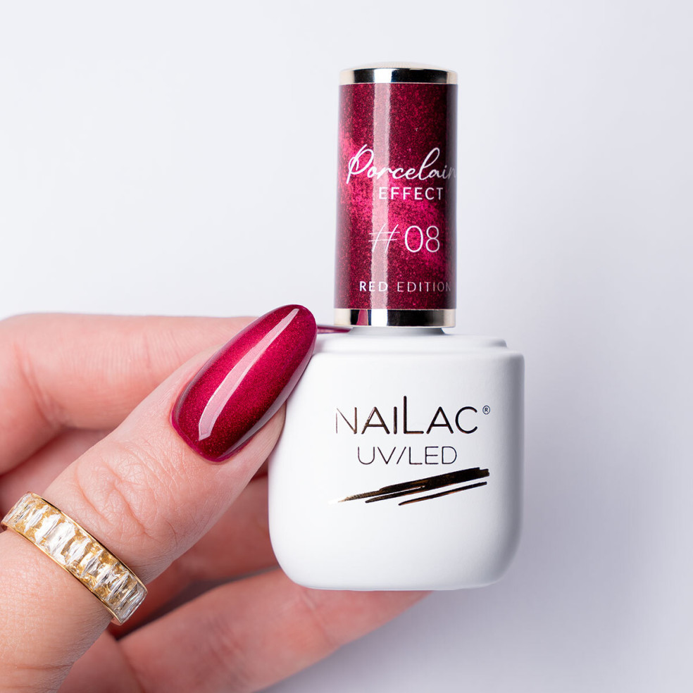 Paznokieć pomalowany lakierem hybrydowym cat eye w kolorze malinowym czerwonym