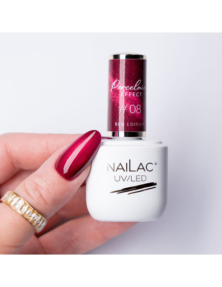 Paznokieć pomalowany lakierem hybrydowym cat eye w kolorze malinowym czerwonym