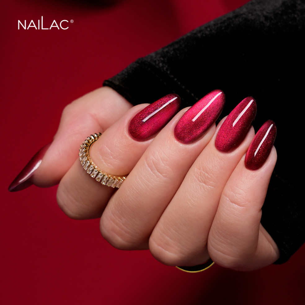 Czerwony cat eye na paznokciach