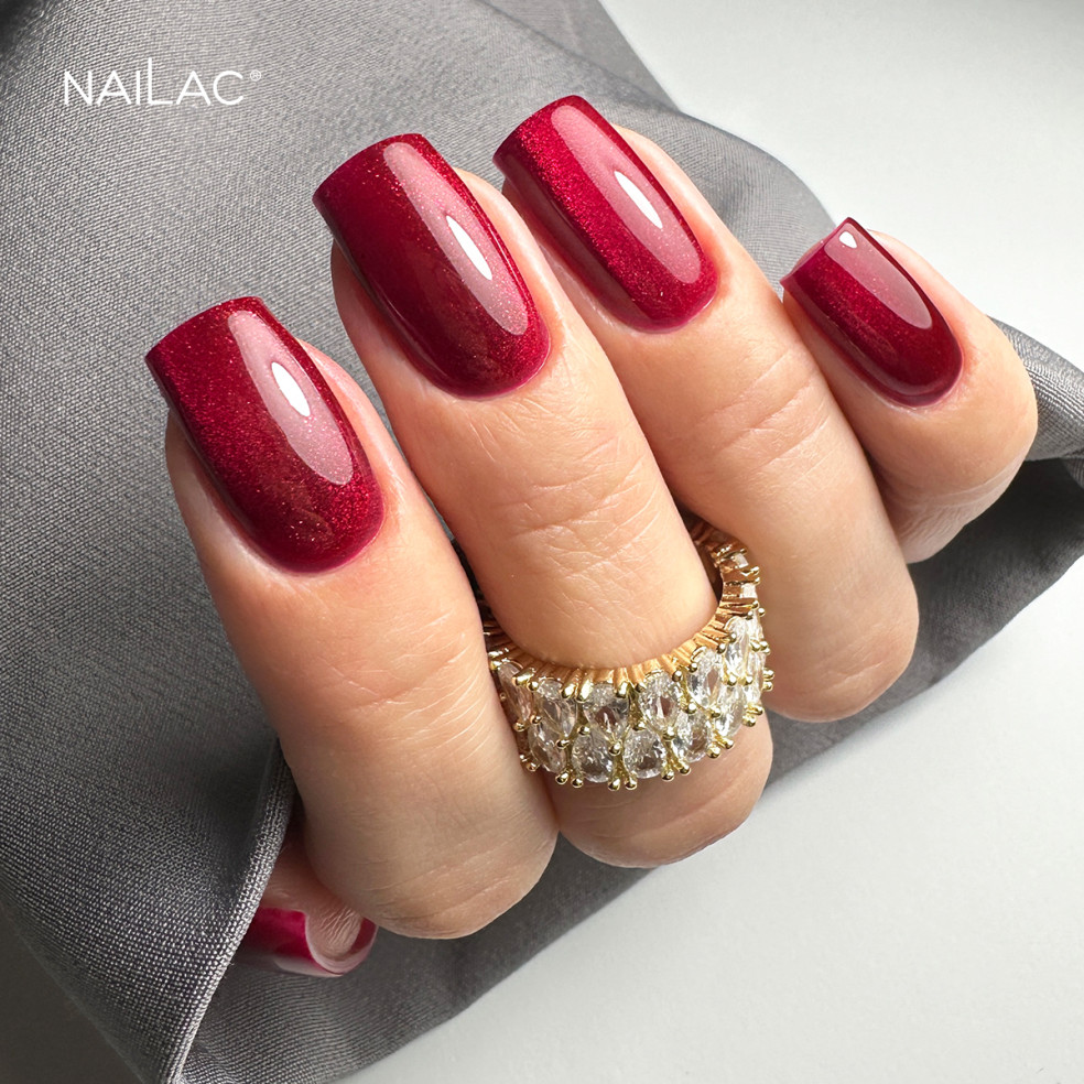 Paznokcie pomalowane lakierem hybrydowm czerwonym cat eye