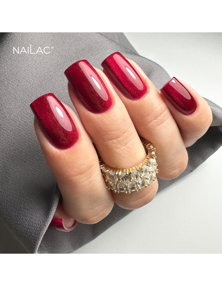 Paznokcie pomalowane lakierem hybrydowm czerwonym cat eye