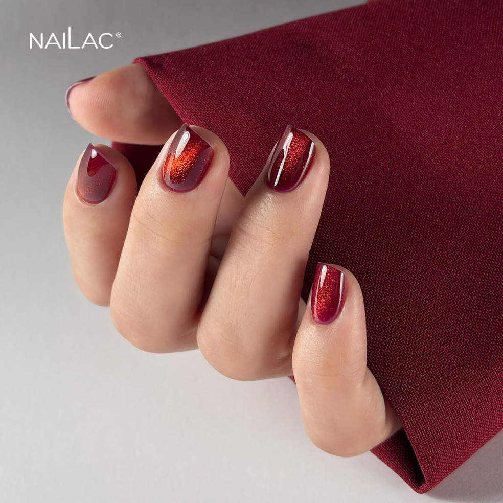 Paznokcie pomalowane czerwonym lakierem hybrydowym cat eye