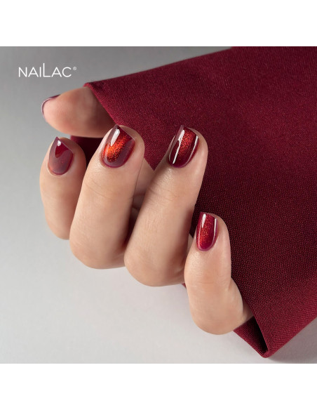 Paznokcie pomalowane czerwonym lakierem hybrydowym cat eye