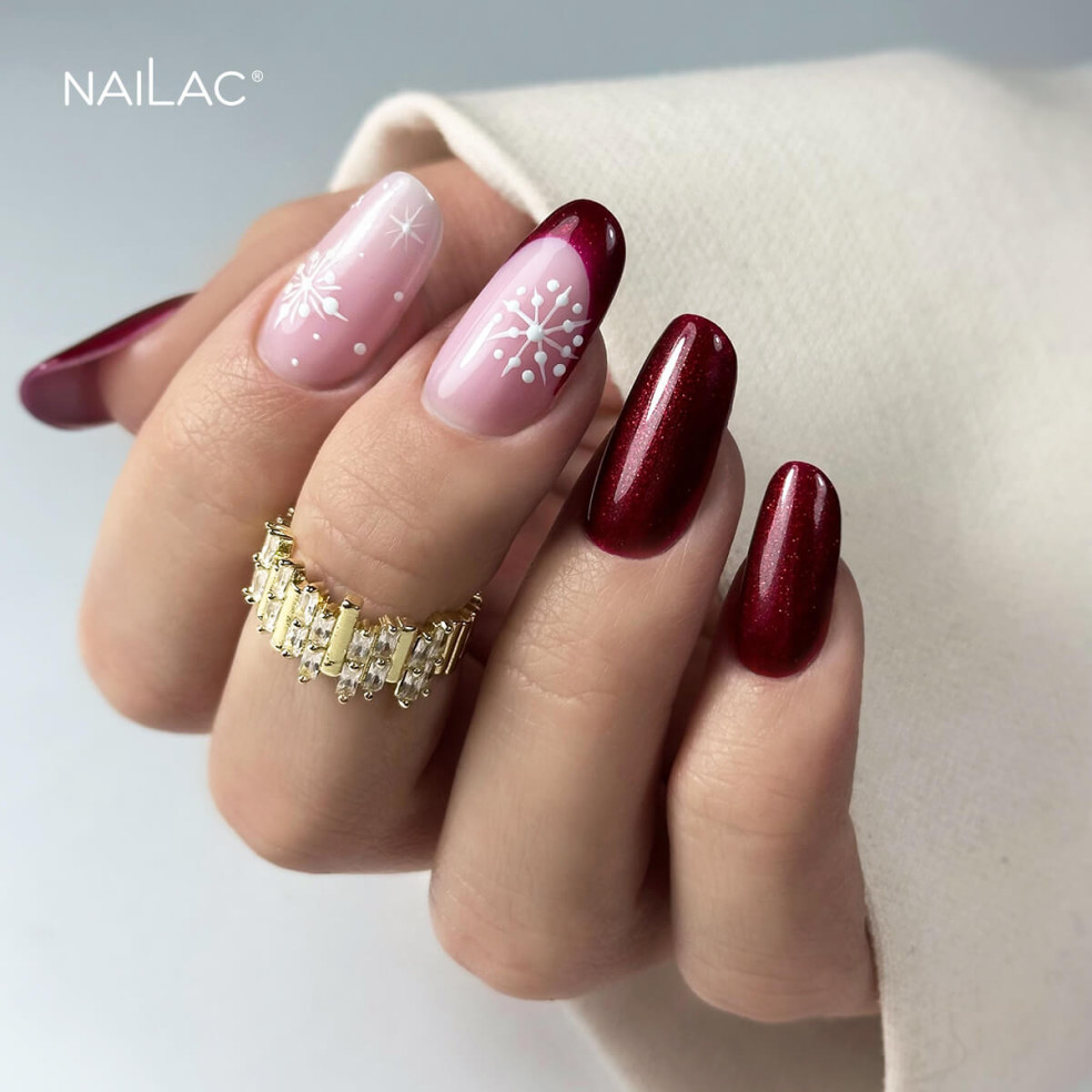 Świateczne paznokcie hybrydowe z czerwonym lakierem cat eye