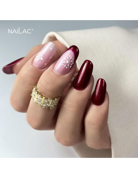 Świateczne paznokcie hybrydowe z czerwonym lakierem cat eye