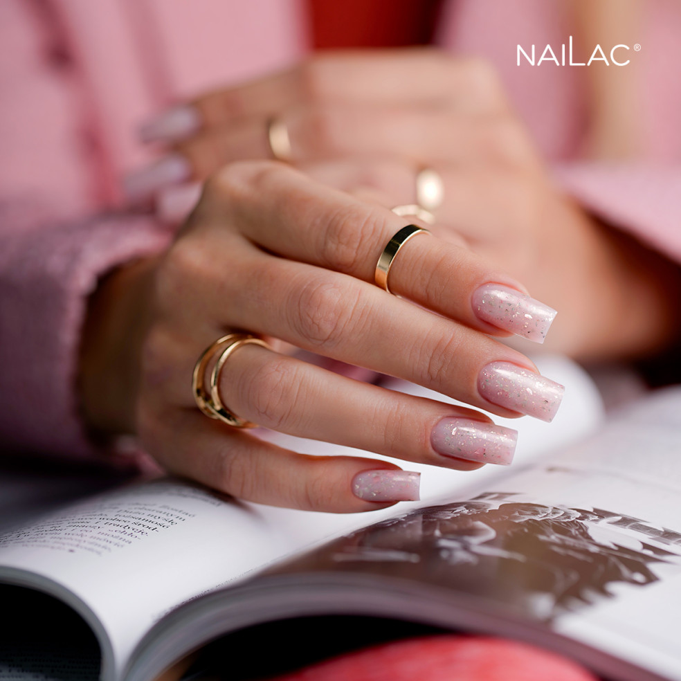 Manicure hybrydowy wykonany mleczną bazą kauczukową Glammy Base