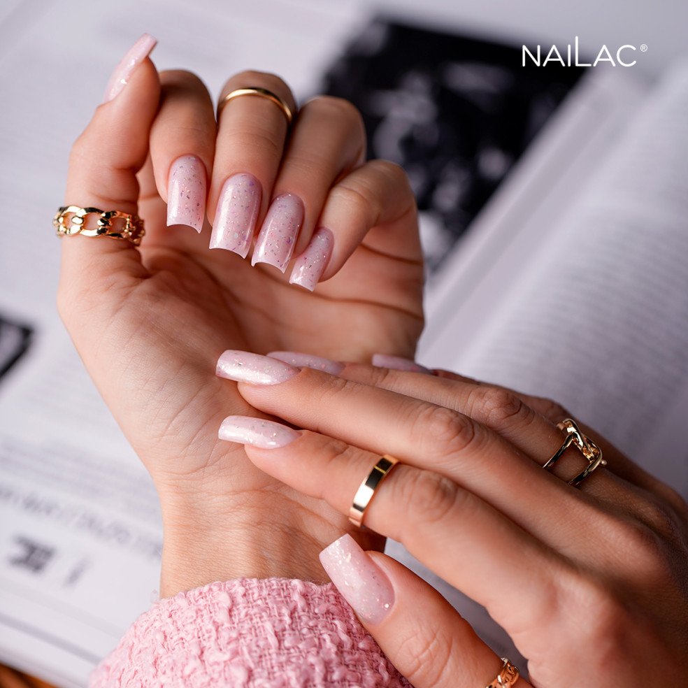 Manicure hybrydowy wykonany bazą kauczukową Glammy Base w kolorze mlecznym