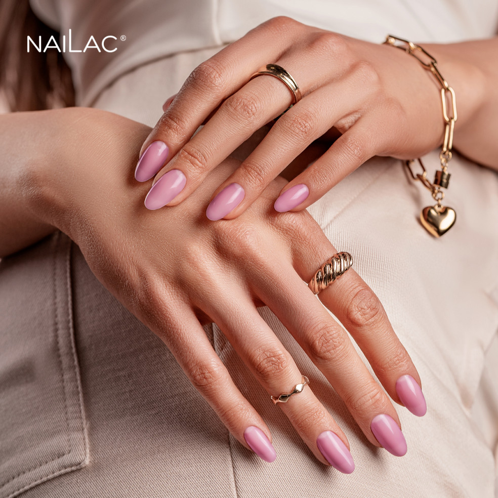 Manicure żelowy wykonany za pomocą różowego żelu Jelly Bottle Cover Up