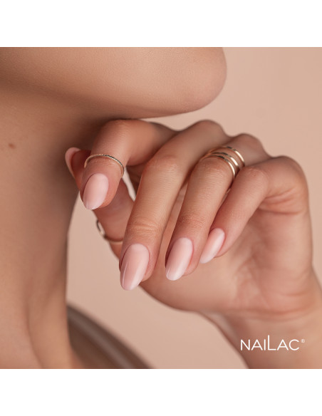 Manicure żelowy wykonany naturalnym beżowym żelem  Jelly Bottle Powder Beige