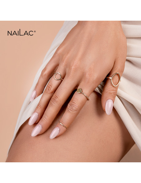Manicure żelowy wykonany za pomocą mlecznego żelu w butelce