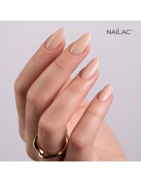 Manicure żelowy wykonany za pomocą żelu w butelce w naturalnym nudziakowym odcieniu