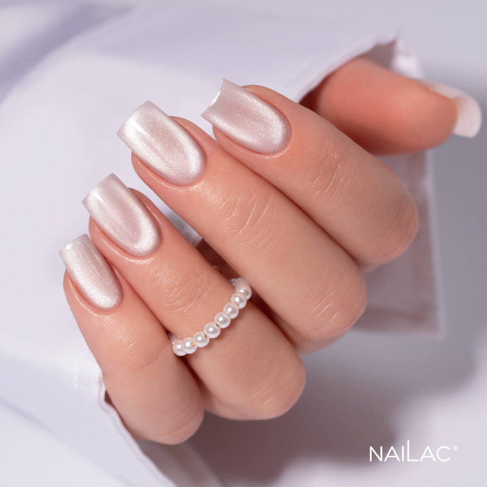 Paznokcie hybrydowe wykończone topem Cat Eye Pearl