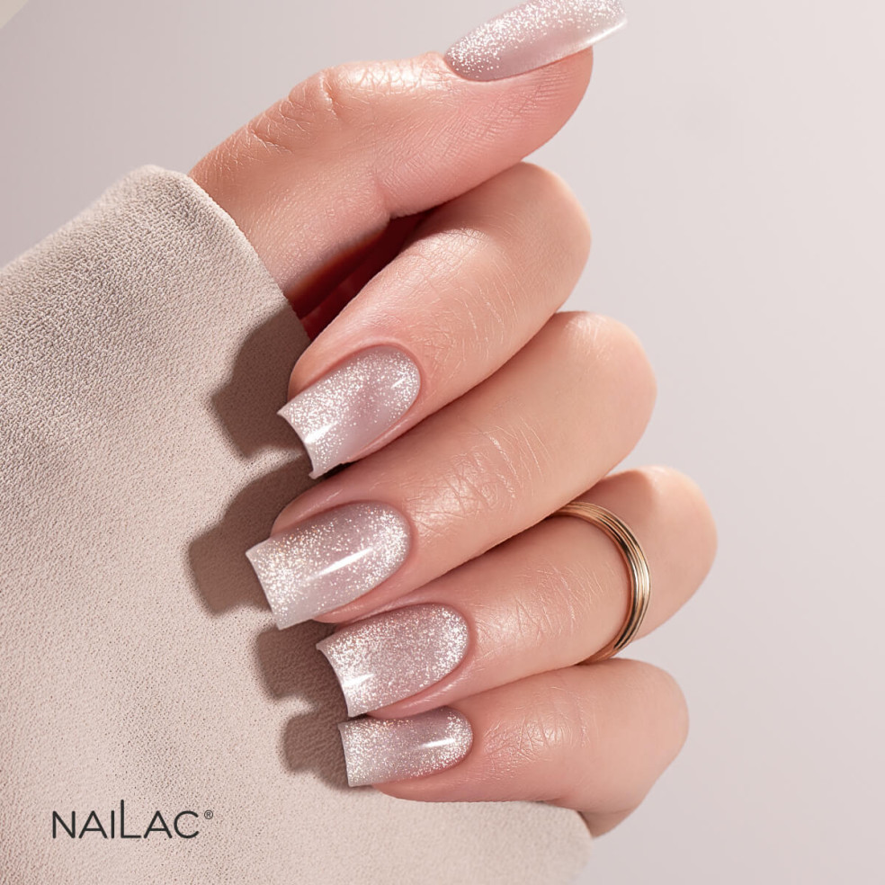 Manicure hybrydowy wykończony topem Cat Eye z magnetycznymi drobinkami z efektem flash