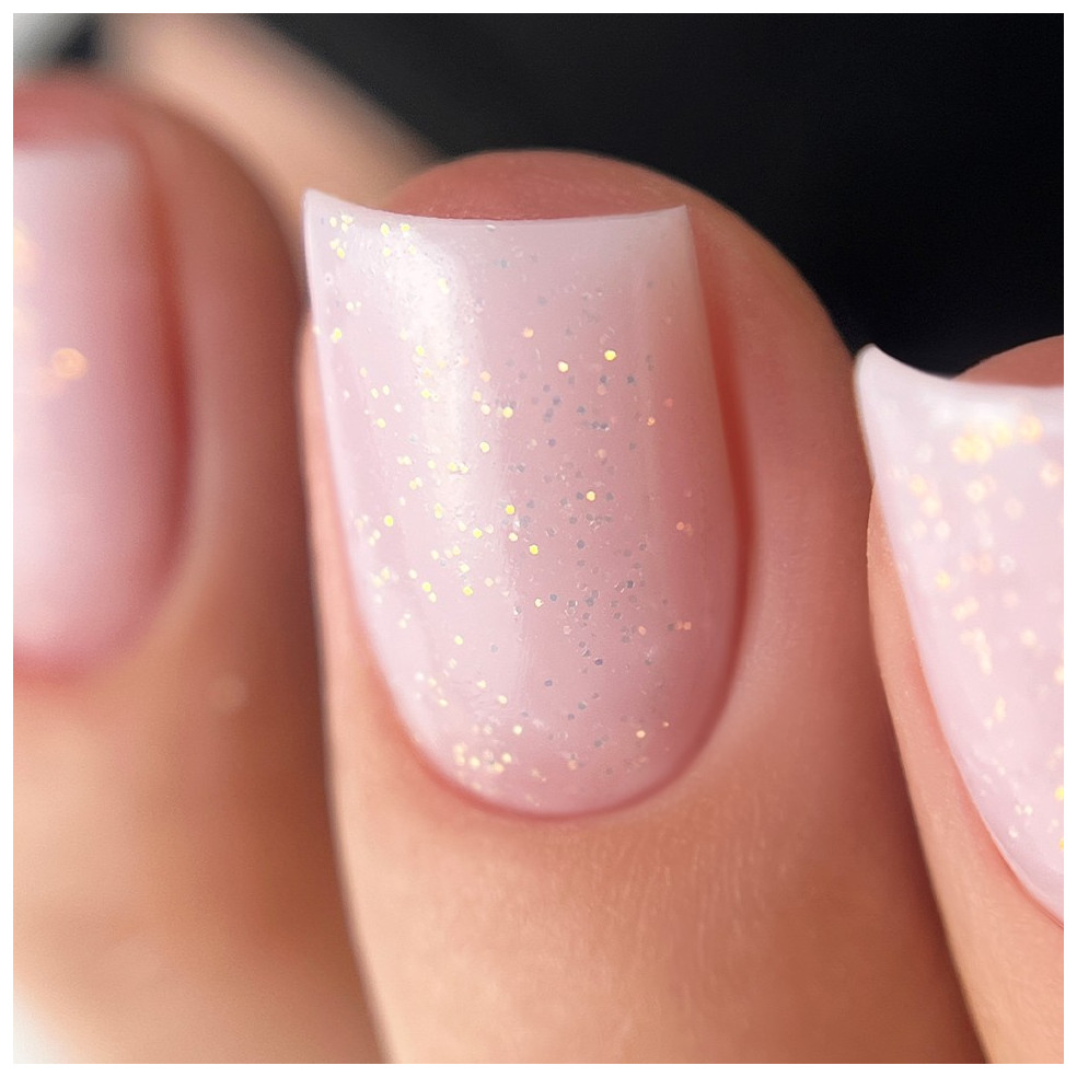 Manicure hybrydowy wykończony mlecznoróżowym topem z drobinkami OpalX Top Blush Gold