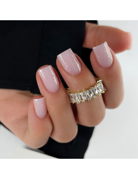 Manicure hybrydowy wykończony mlecznoróżowym topem z drobinkami OpalX Top Blush Gold