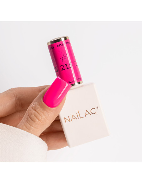 Kciuk z buteleczką lakieru NaiLac pomalowany kolorem #215