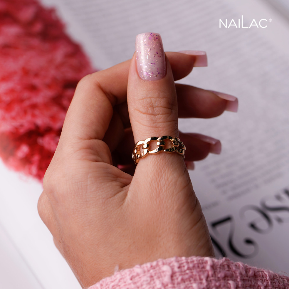 Manicure hybrydowy wykonany za pomocą bazy kauczukowej