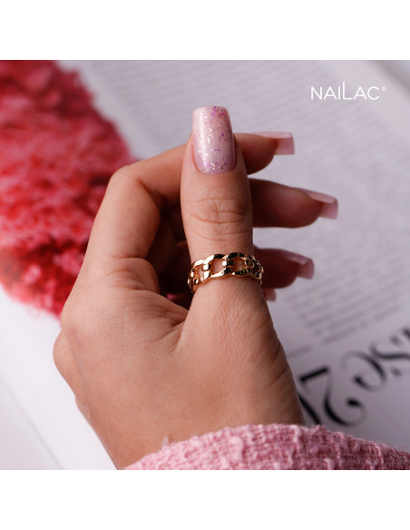 Manicure hybrydowy wykonany za pomocą bazy kauczukowej