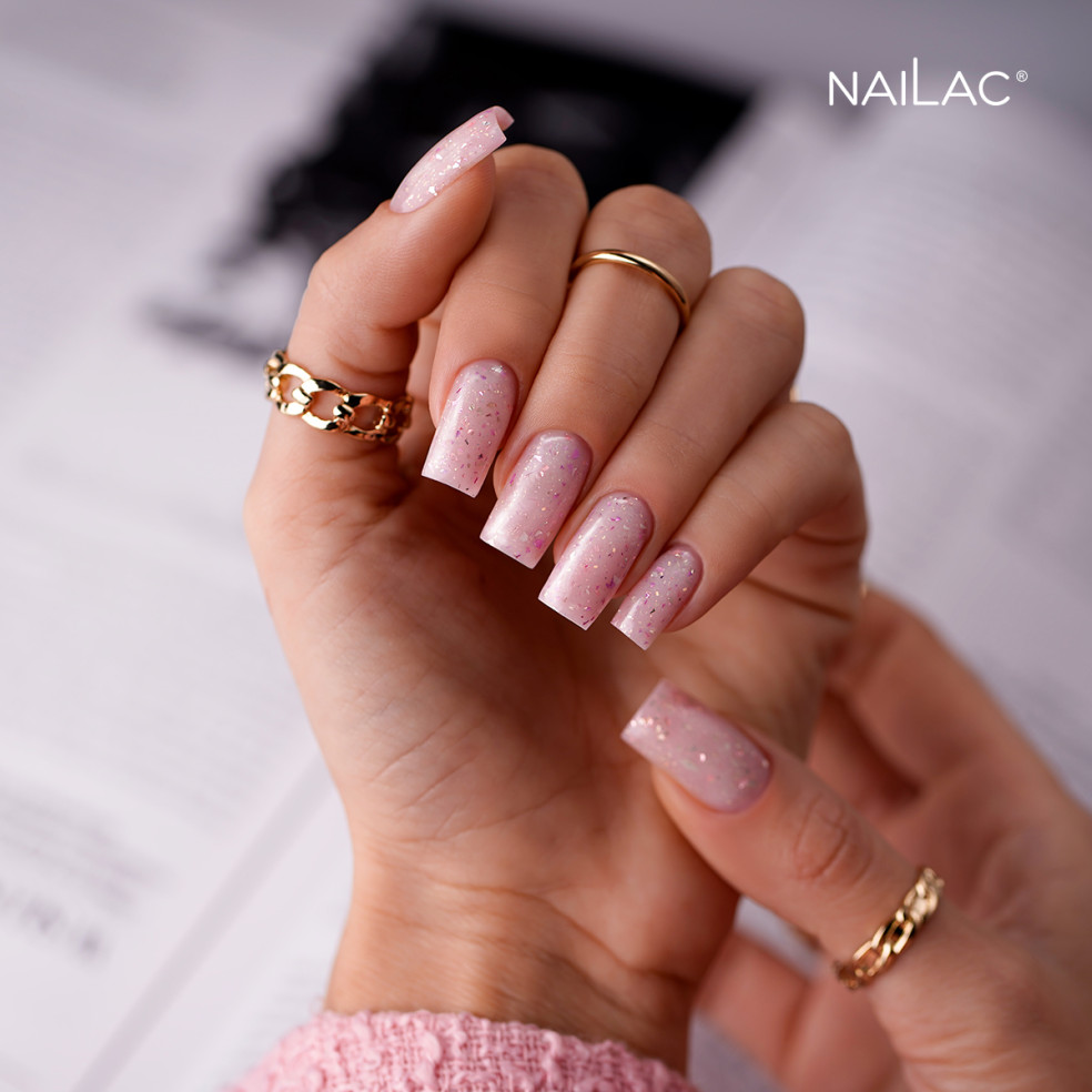 Manicure hybrydowy - stylizacja wykonana za pomocą bazy kauczukowej Glammy Base Milk&Purple