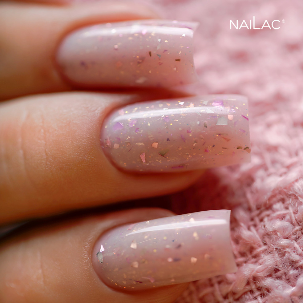 Manicure hybrydowy wykonany za pomocą bazy kauczukowej Glammy Base Milk&Purple
