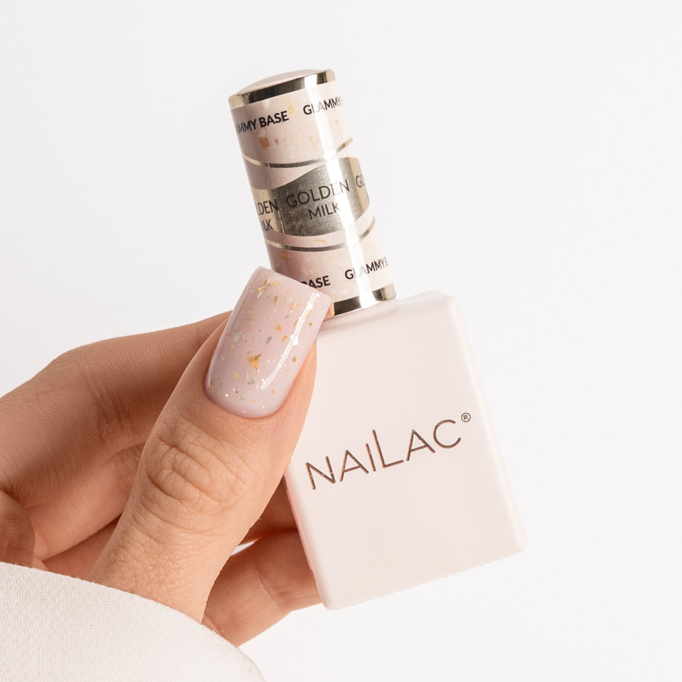 kciuk pomalowany kolorem  Glammy Base Golden Milk NaiLac 10ml