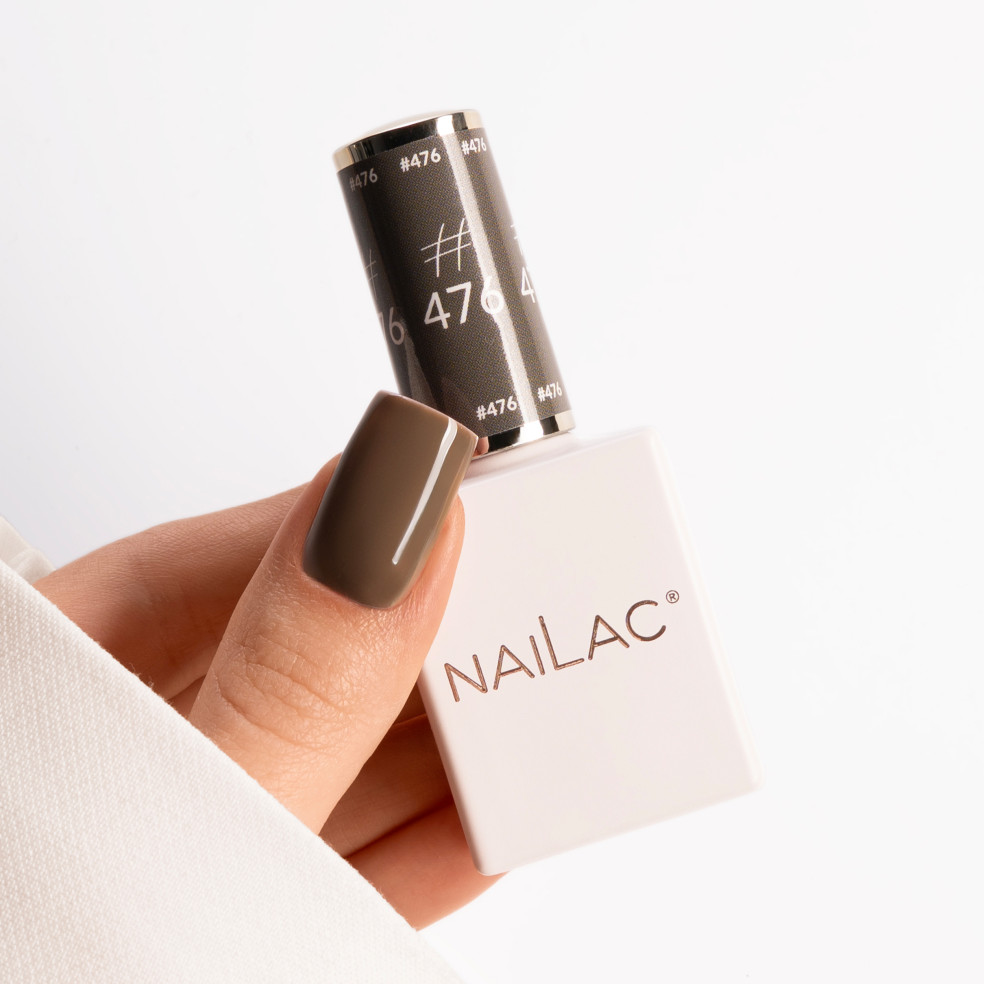 kciuk pomalowany brązowym lakierem #476 NaiLac