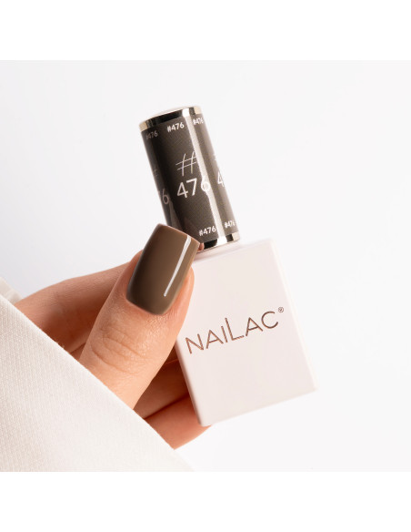 kciuk pomalowany brązowym lakierem #476 NaiLac