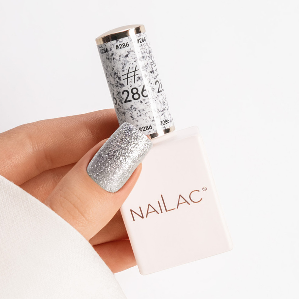 kciuk pomalowany srebrnym lakierem #286 NaiLac
