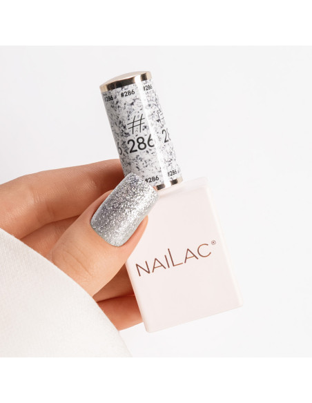 kciuk pomalowany srebrnym lakierem #286 NaiLac