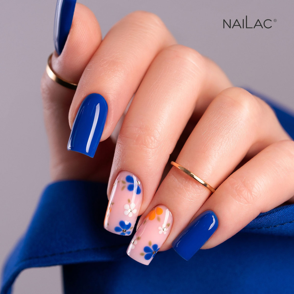Manicure hybrydowy. Paznokcie pomalowane lakierem w kolorze granatowym