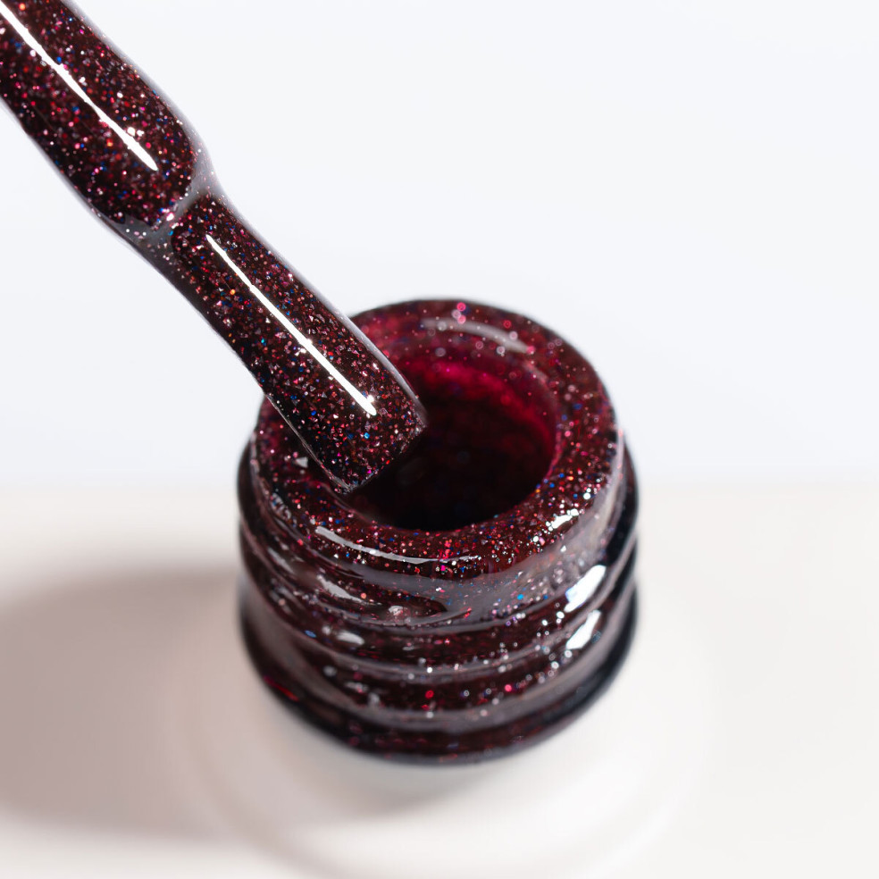 Pędzelek zanurzony w burgundowym lakierze hybrydowym z efektem flash - Sparkleholic