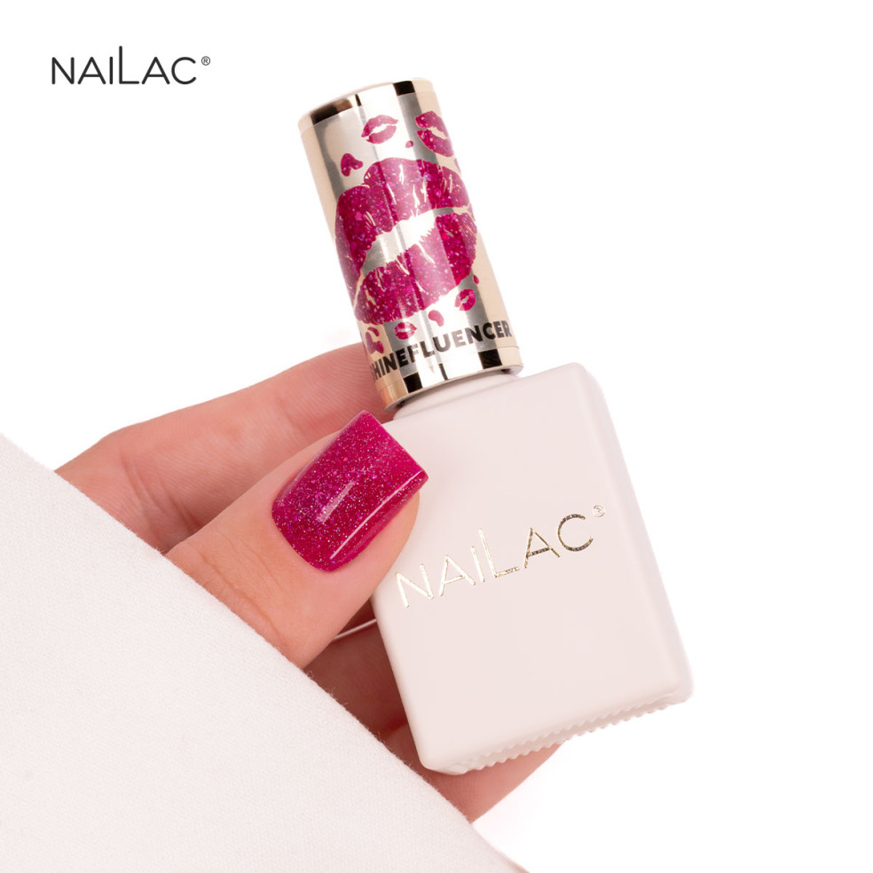 Manicure hybrydowy w kolorze promiennego różu - lakier Shinefluencer NaiLac w dłoni