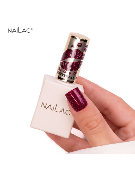 Manicure hybrydowy w kolorze malinowego różu - lakier Glitterally! NaiLac w dłoni