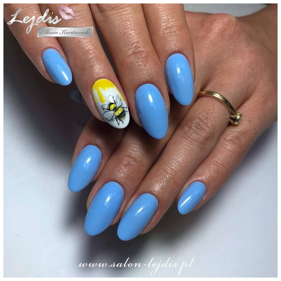 Błękitne paznokcie hybrydowe