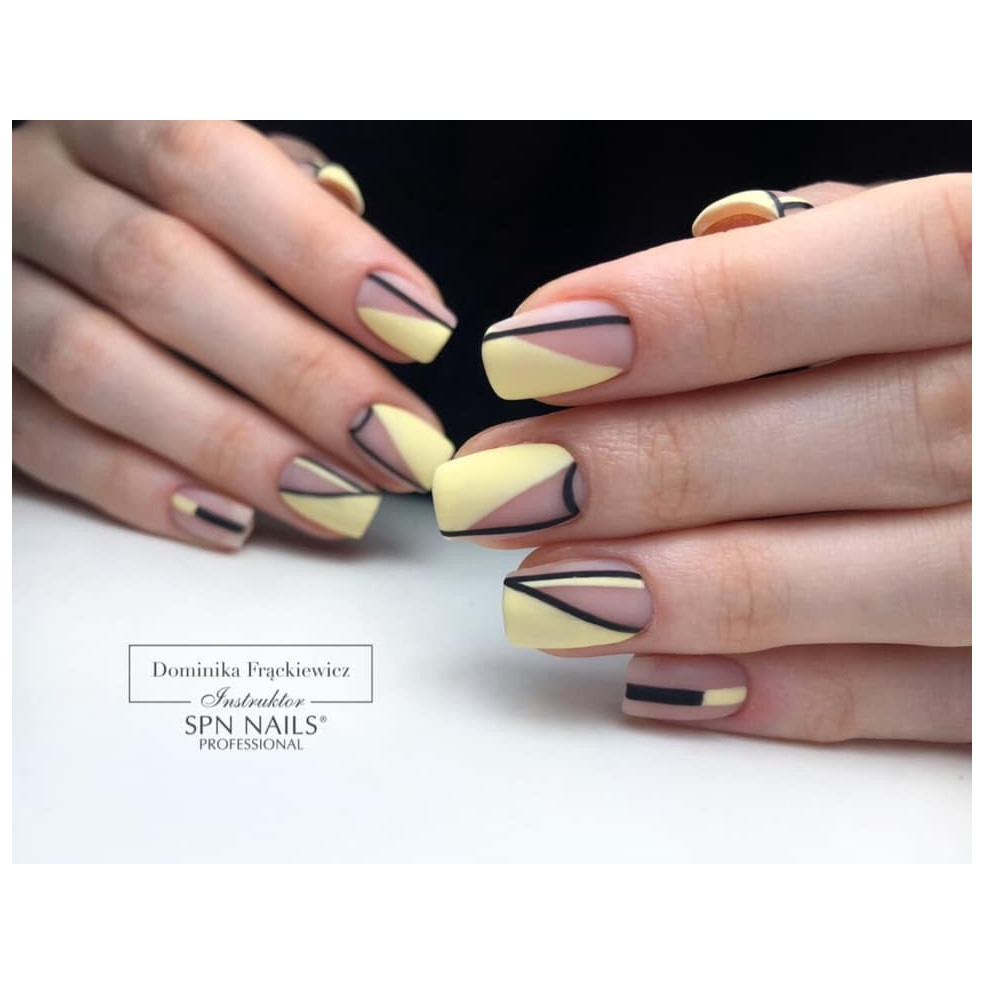Manicure hybrydowy. Stylizacja wykonana za pomocą lakieru hybrydowego w kolorze pastelowy jasny żółty #253 Manicure hybrydowy. Stylizacja wykonana za pomocą lakieru hybrydowego w kolorze pastelowy jasny żółty #253