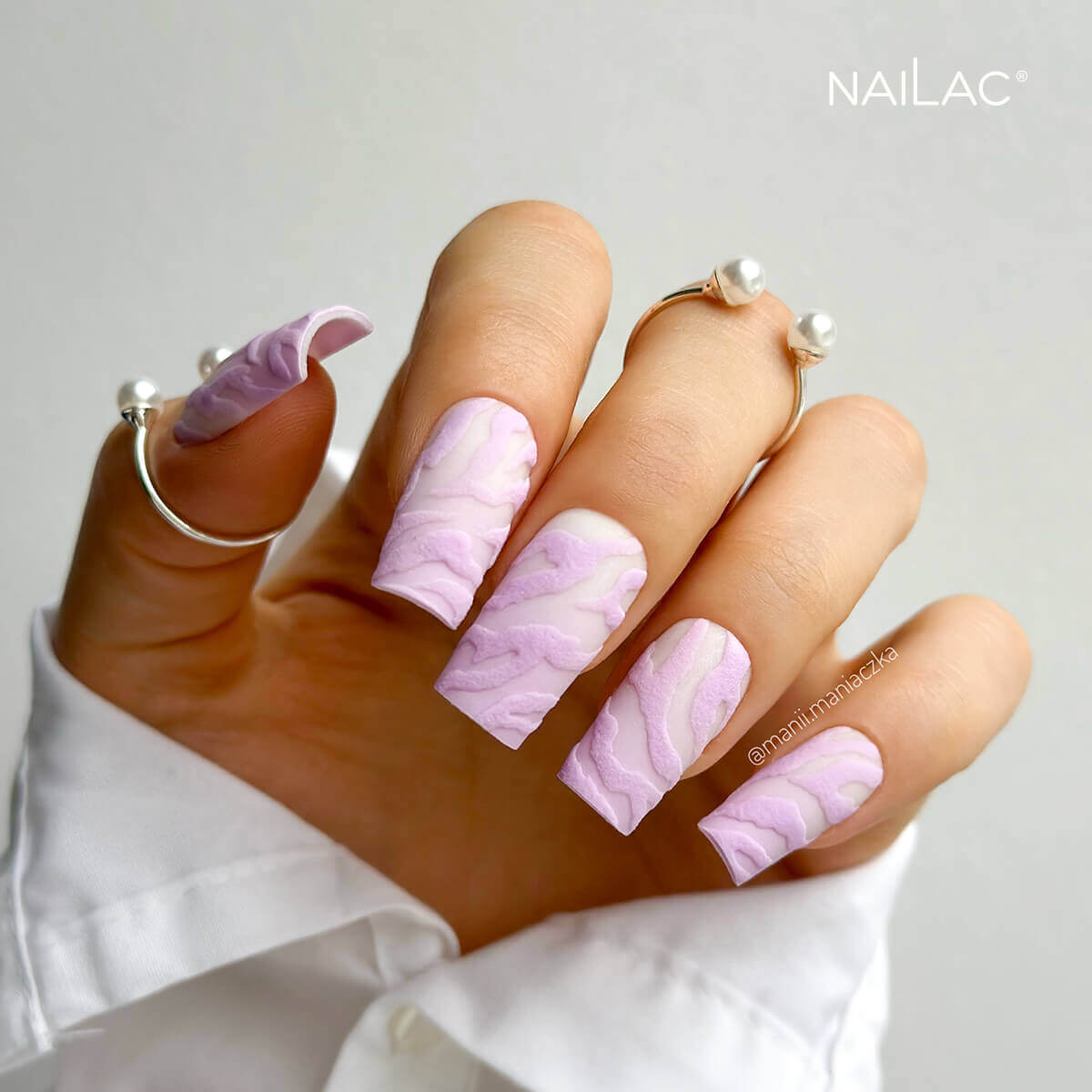 Manicure hybrydowy w odceniach fioletu. Paznookcie ozdobione fioletowymi wzorkami